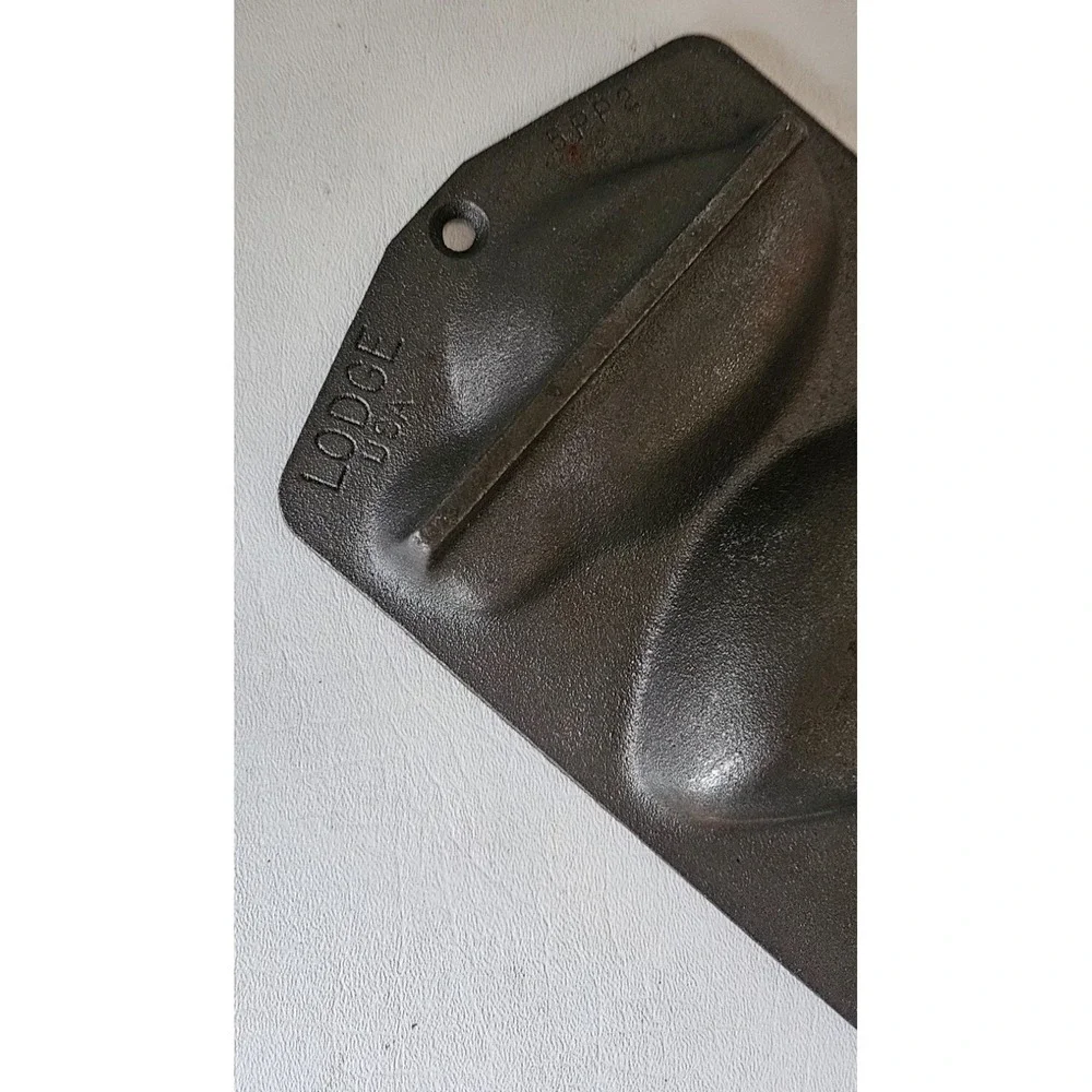 Lodge 5PP2 Cast Iron Perch Fish Pan Cornbread Muffin Hushpuppy Mold USA NWT